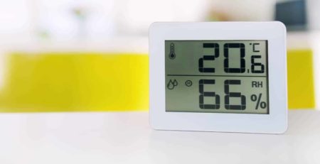 Thermostat qui mesure de la température et de l'humidité dans la chambre