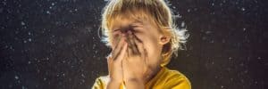 Garçon éternue parce qu’il est allergique à la poussière